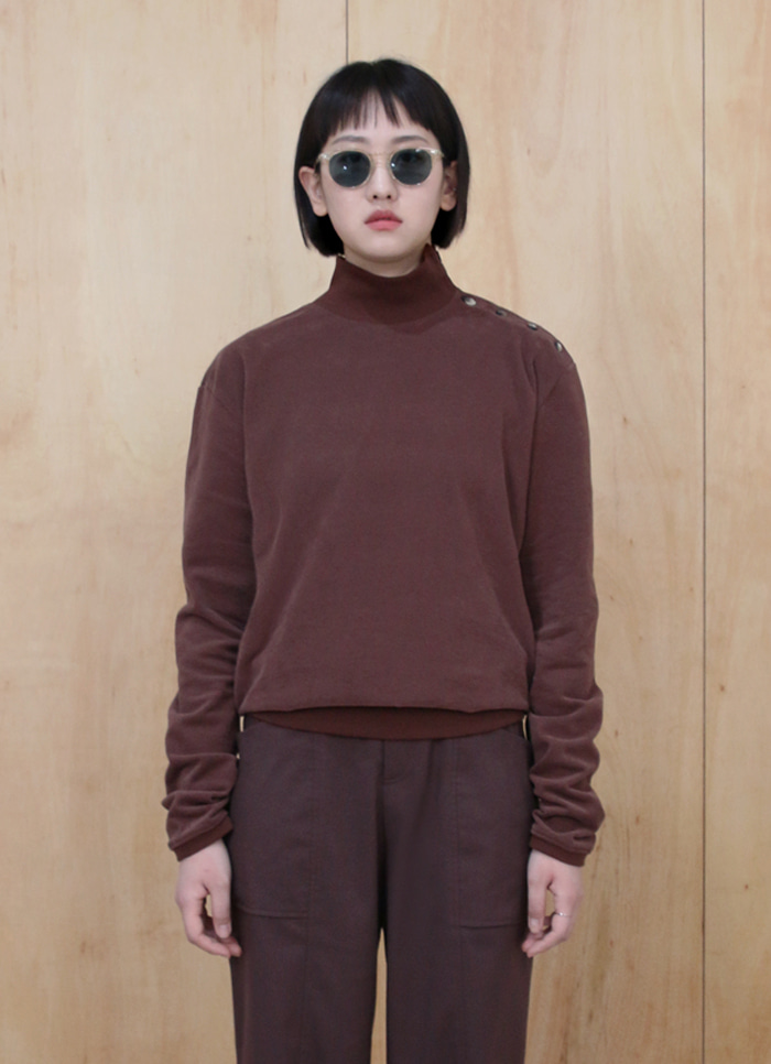 BUTTON TURTLE NECK TOP / MAROON